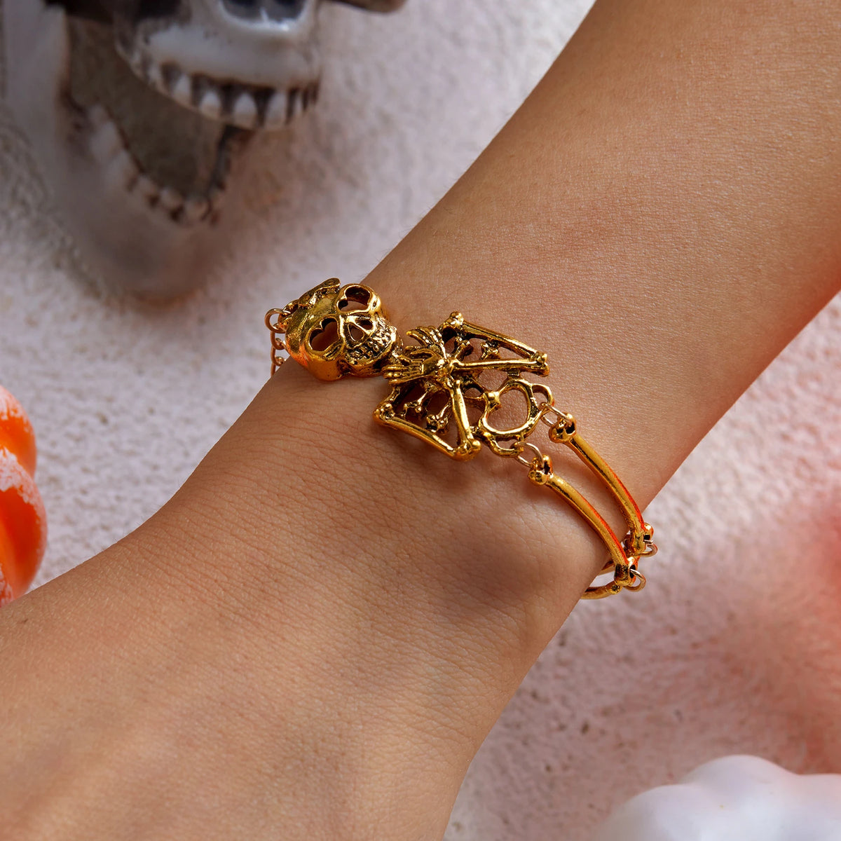 💀 Pulsera Gótica Mano de Esqueleto y Calavera Vintage | Brazalete Halloween